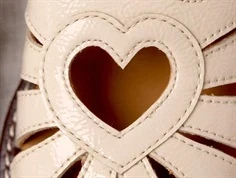 Angulus sandal buttermilk med lak- flot beige nuance